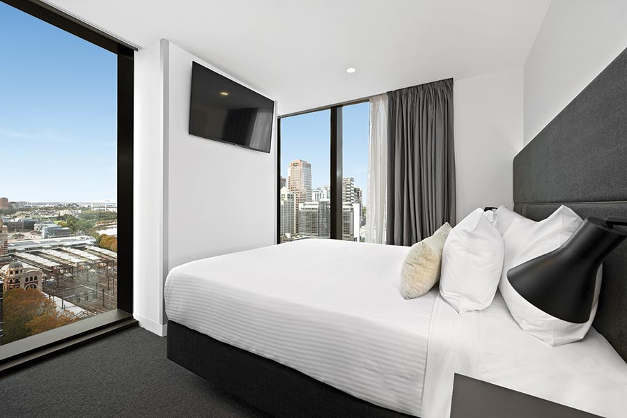 vibe-hotel-melbourne-deluxe-room-bedroom-01-2020-900x600.jpg