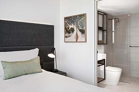vibe-hotel-melbourne-lanway-room-bedroom-05-2020.jpg