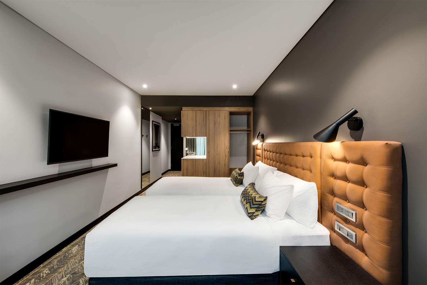 vibe-hotel-north-sydney-deluxe-room-bedroom-twin-02-2018.jpg